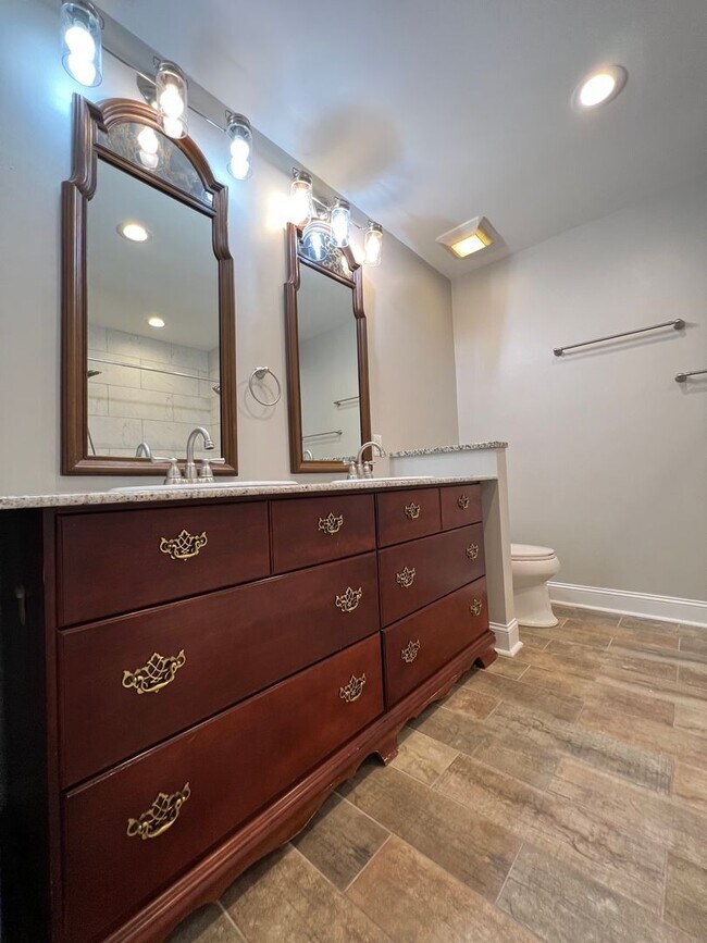 Building Photo - 805 Gardenview Dr