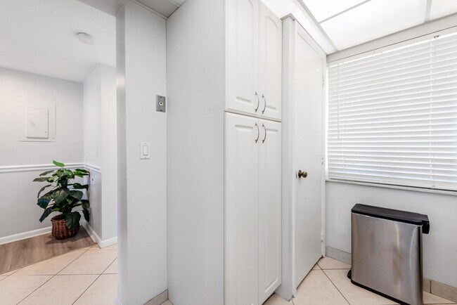 Building Photo - 2828 Tennis Club Dr