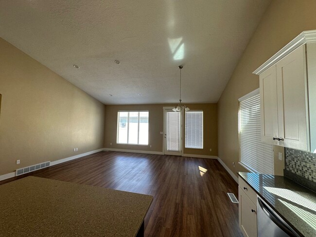 Building Photo - Orem Townhome - Hillcrest Neighborhood