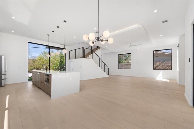 Building Photo - 2411 Winsted Ln