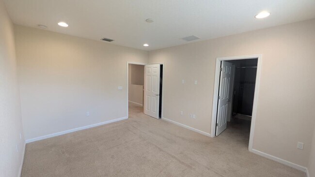 Building Photo - Spacious Townhome in Desirable Vizcaya Falls 3-bedroom, 2.5-bath townhome