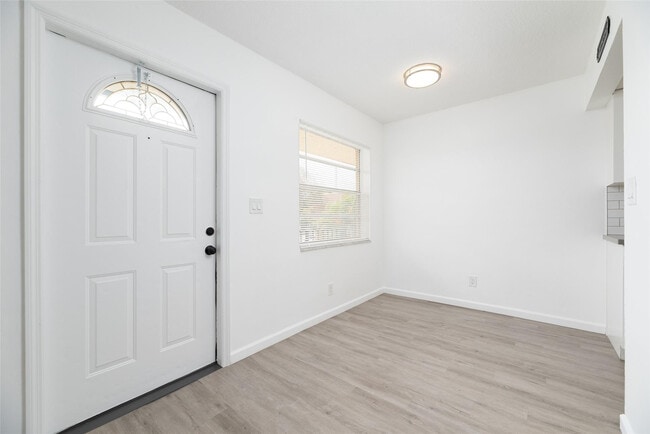 Building Photo - 1401 NE 17th Ct