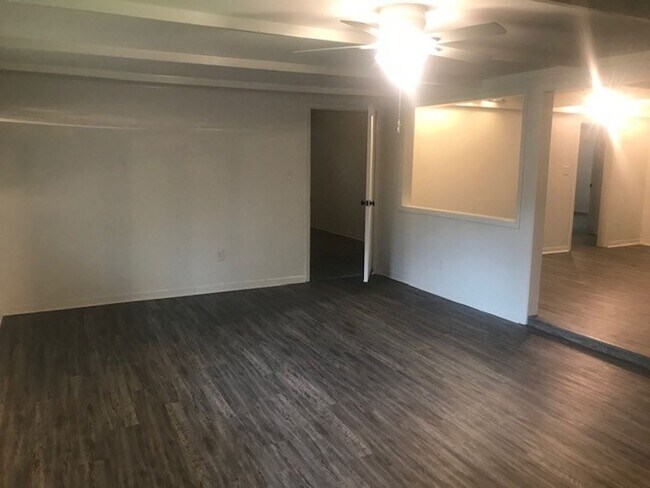 Building Photo - RECENTLY REMODELED BIG 4 BEDROOM 2 BATH LE...