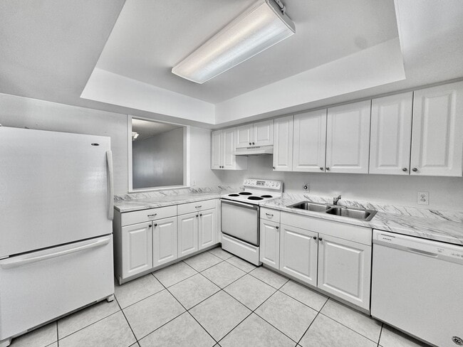 Building Photo - Charming 2 bed/ 2 bath in Royal Palm Villas