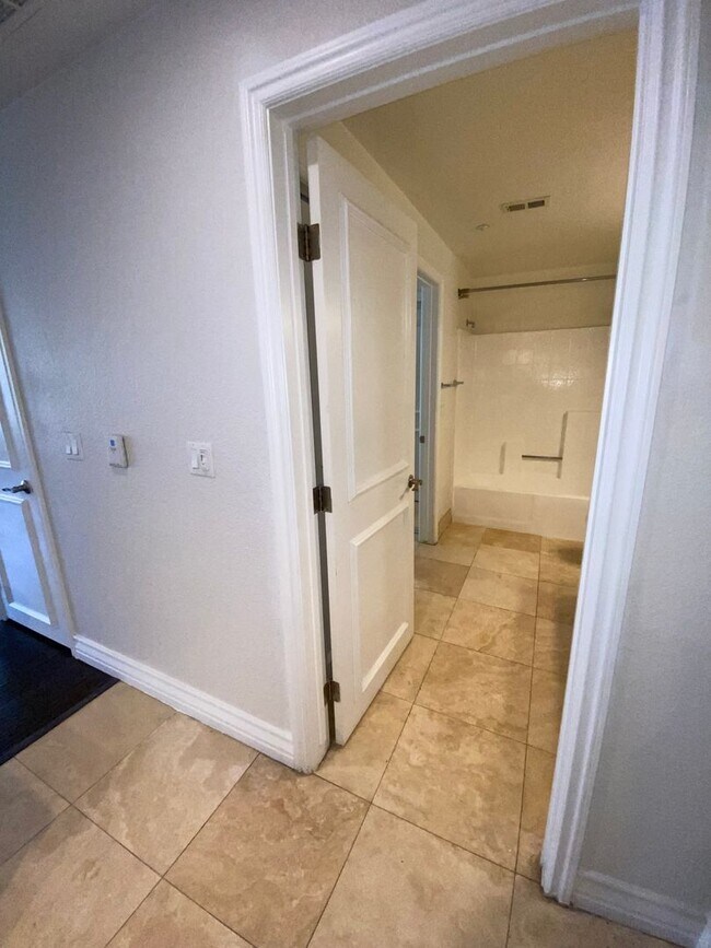 Building Photo - Beautiful, unfurnished luxury condo at the...