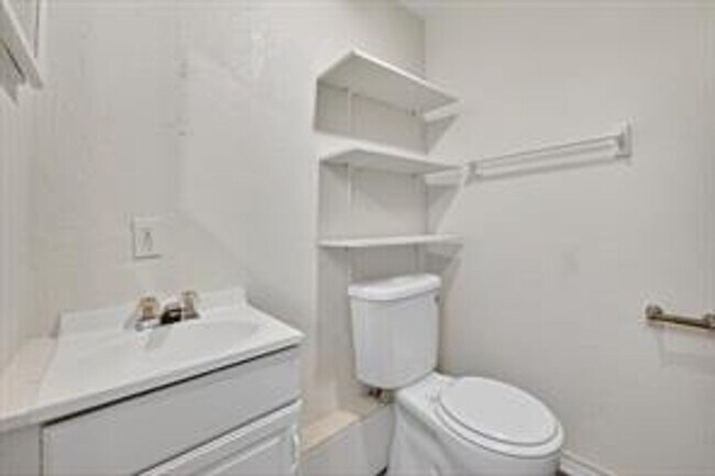 Building Photo - MOVE IN READY 4 BED 2 BATH!