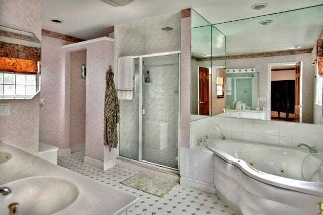 Building Photo - 38 Sturges Cmns