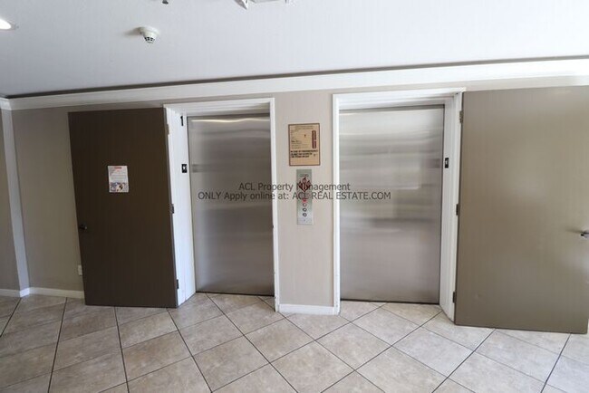 Building Photo - Perectly Located, **PET FRIENDLY** Spaciou...