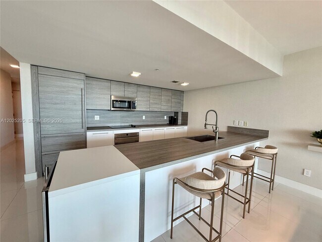 Building Photo - 400 Sunny Isles Blvd
