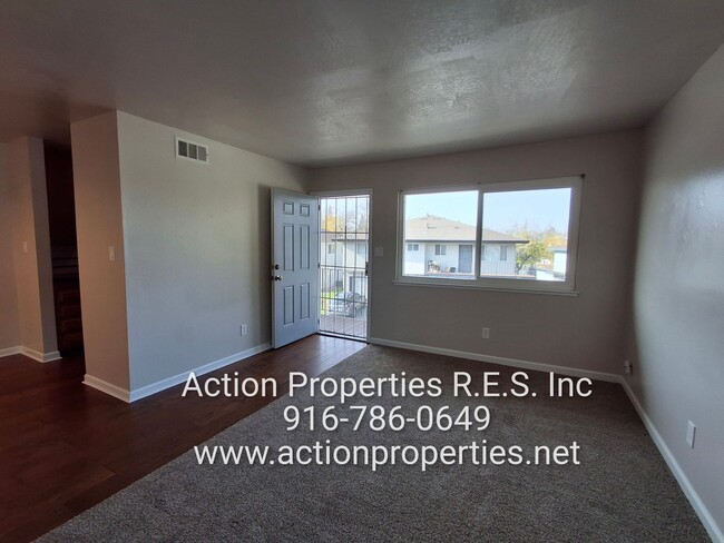 Building Photo - Single Level -Roseville Greens - 2 Bedroom...