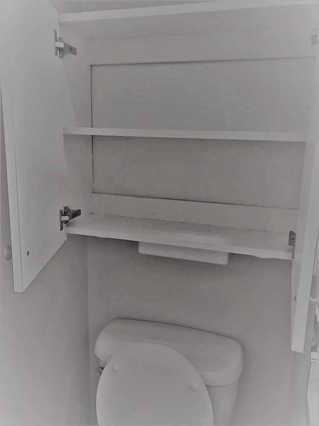 Building Photo - 2873 S King St