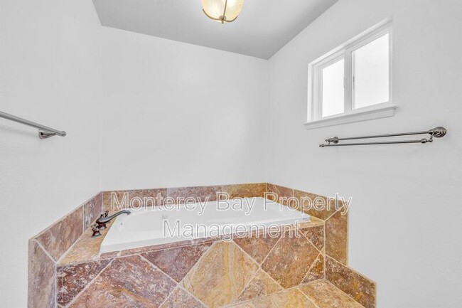 Building Photo - 143 Seal Ct