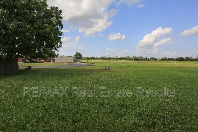 Building Photo - 2223 W Roselawn St