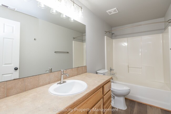 Building Photo - Beautifully Remodeled 4 Bedroom + Office H...