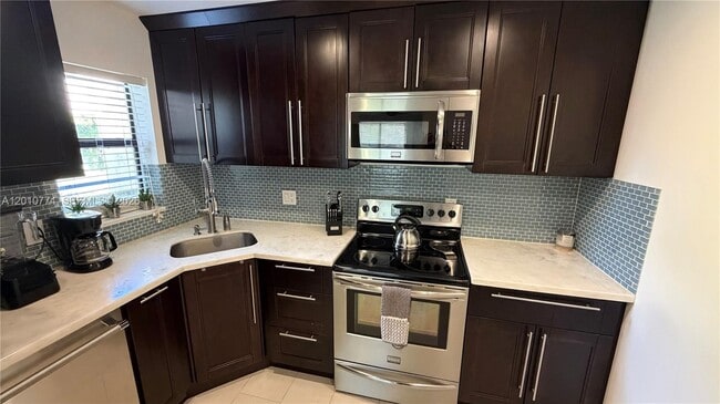Building Photo - 2649 Carambola Cir N