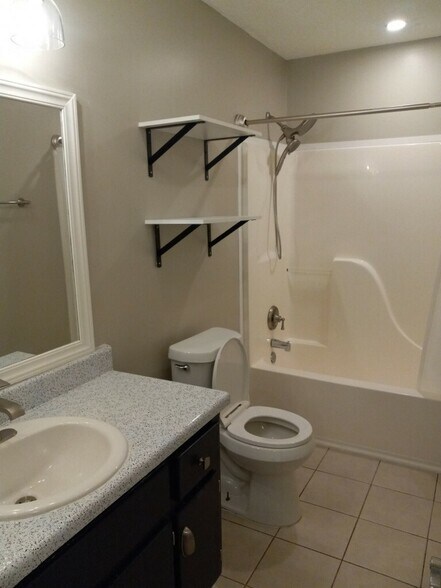 Building Photo - 7 Redwood St NE