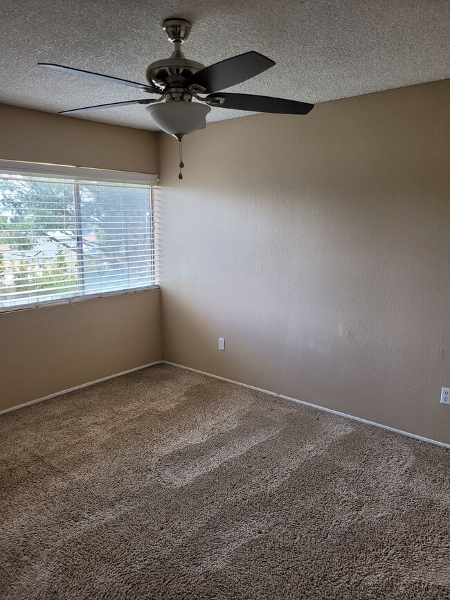 Building Photo - Spacious Home In A Great Location