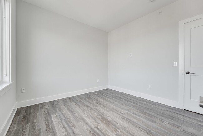 Building Photo - 658 Grand St