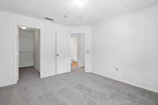 Building Photo - 4240 Summer Landing Dr