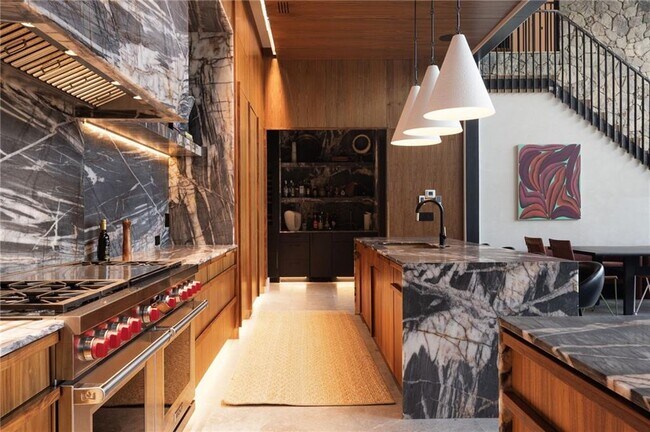 Building Photo - 725 Rocky Point Dr