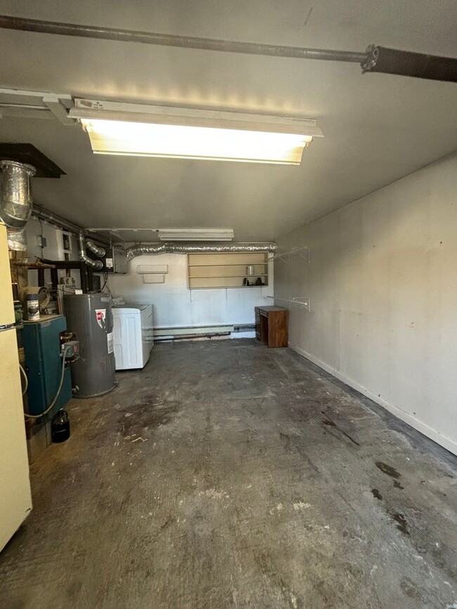 Building Photo - 2 Bedroom / 1 Bathroom / Washer & Dryer in...