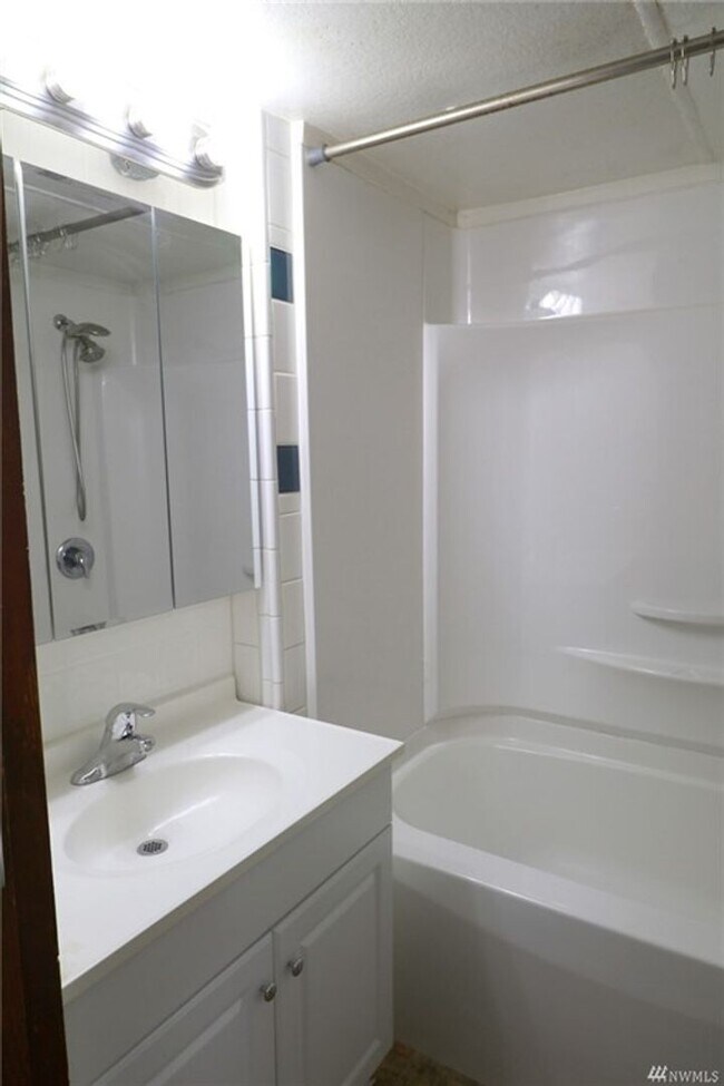 Building Photo - Bremerton Home with Bonus Rooms and Large Yard