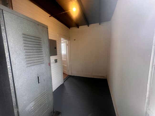 Building Photo - 2 Bedrooms / 1 Bath / West Hollywood