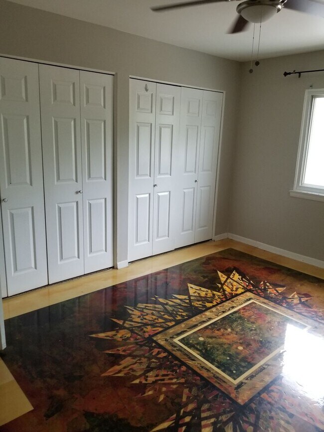 Building Photo - 2 Bedroom 1 Bath Condo in Des Plaines!