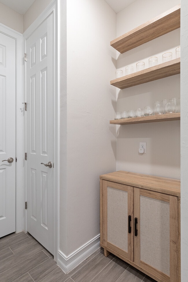 Building Photo - 210 Spg Hl Lk Lp