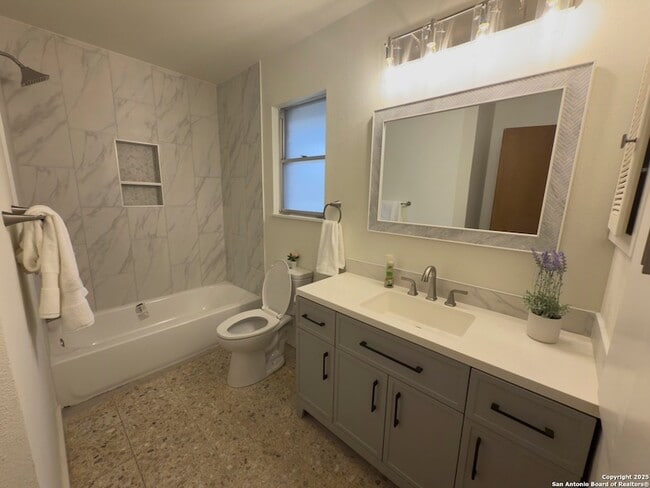 Building Photo - 11022 Dreamland Dr