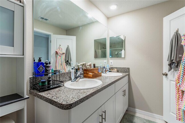 Building Photo - 23265 Willow Glen Way