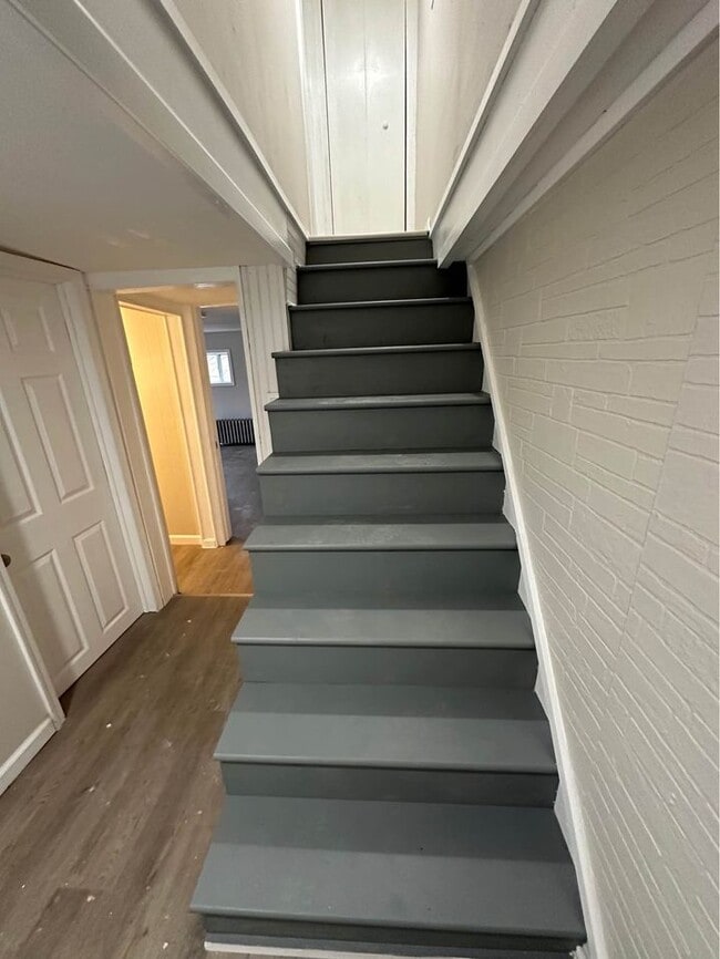 Building Photo - 220 Crane St