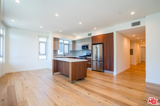 Building Photo - 938 Orange Grove Ave