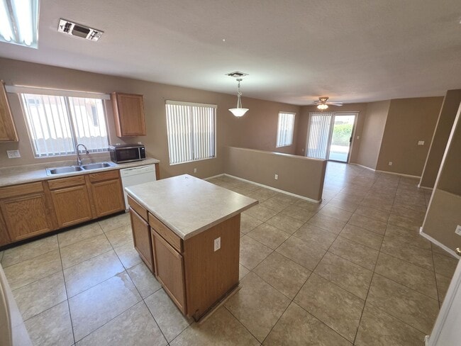 Building Photo - San Tan Heights