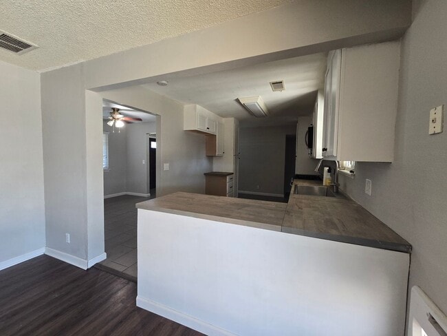 Building Photo - 3 BR 2 BA Available Now