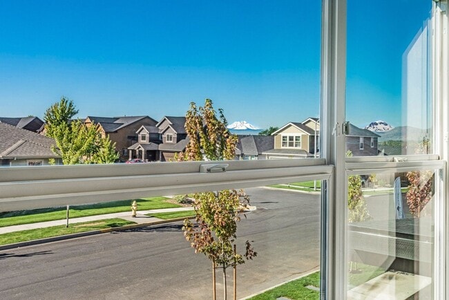 Building Photo - Modern 3 Bed/2.5 Bath Townhome in NW Redmond