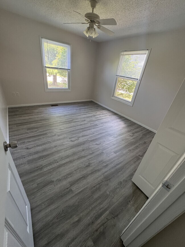 Building Photo - 515 Valley View Dr