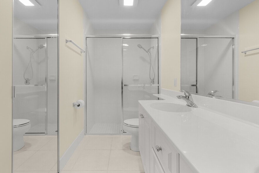 master bathroom - 4187 Saint George Ln