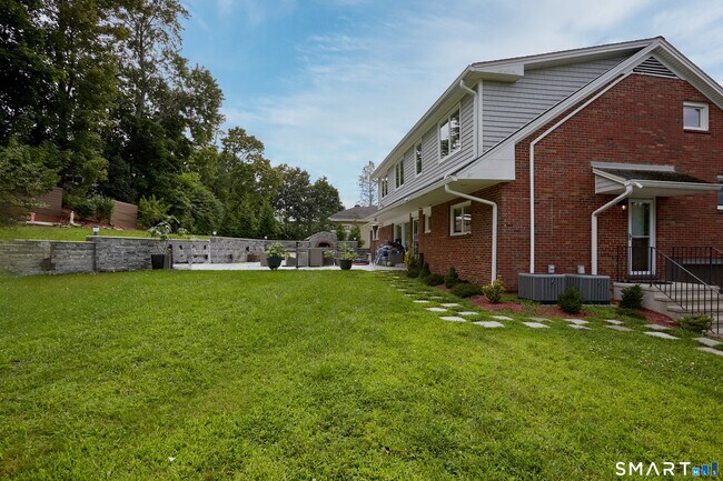 Building Photo - 1374 Huntington Turnpike