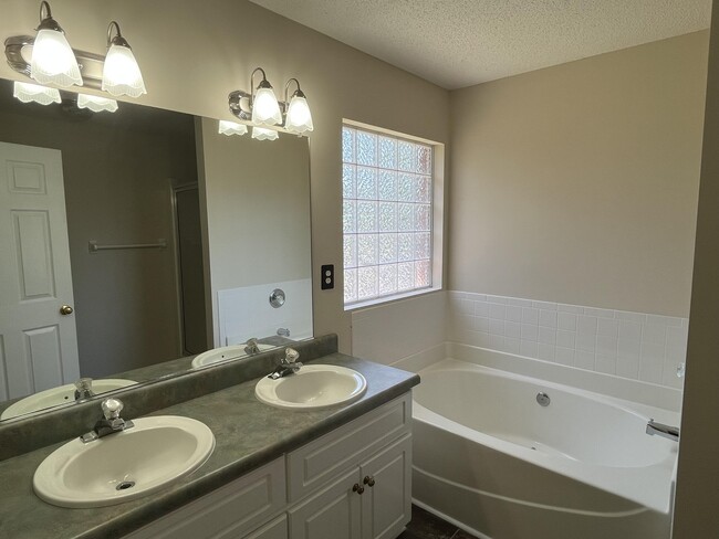 Building Photo - 4010 Nantucket Cir