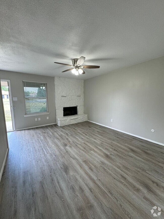 Building Photo - Move In Special! 2 bedrooms 1.5 bath townhome