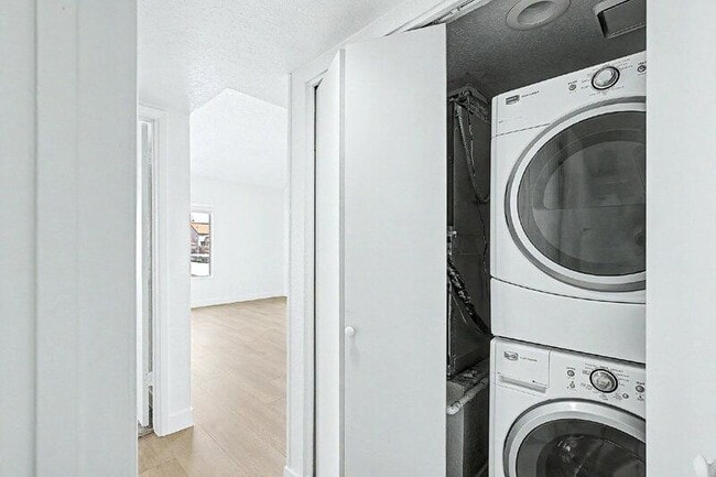 Building Photo - 818 S Westwood