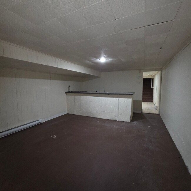 Building Photo - 3 bedroom with modern Kitchen