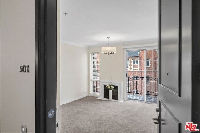 Building Photo - 585 N Rossmore Ave