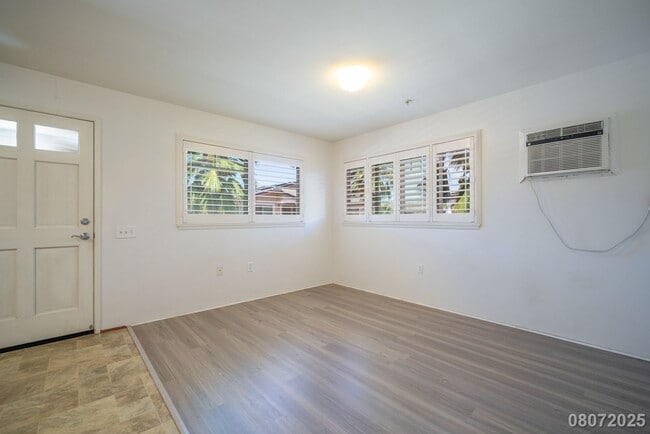 Building Photo - $2200 / 1br - 500ft2 - 1br/1ba/2pkg Townho...