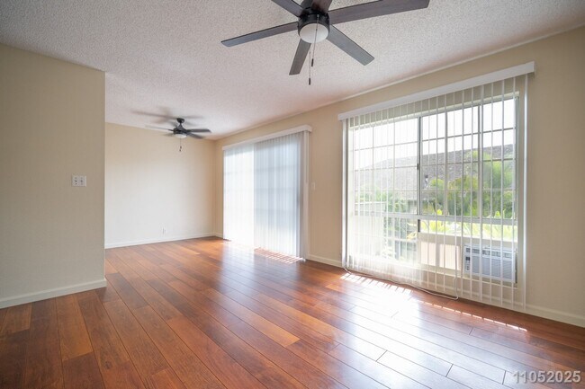 Building Photo - Available Now! 2 BD / 1 BA / 2 Parking sta...