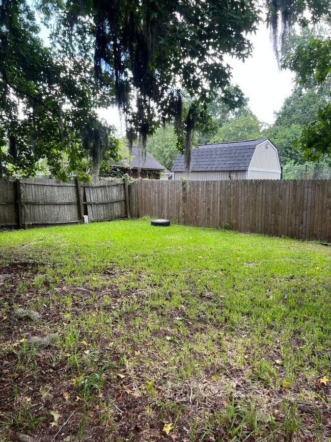 Building Photo - Two Story 3 Bed 2.5 Bath Available Early S...