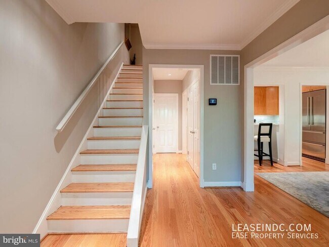 Building Photo - 1602 Beekman Pl NW
