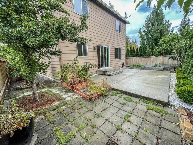 Building Photo - 3 Bed 2.5 Bath 2 Car Garage 1493sf Low maintenance yards. Prime Location.