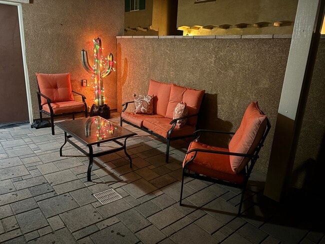 Building Photo - 520 Calle Vibrante